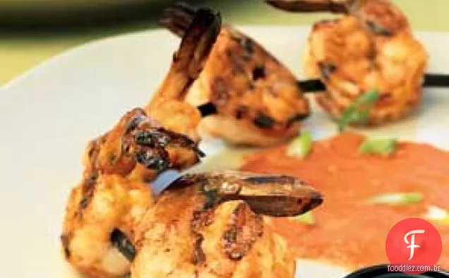 Espetos de camarão com vinagrete de tomate carbonizado