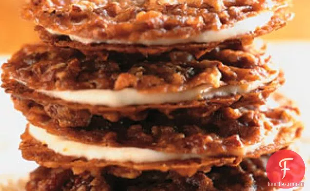 Biscoitos sanduíche de renda de noz-pecã com creme de manteiga Laranja