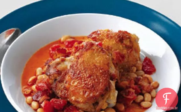 Frango assado com feijão branco e tomate