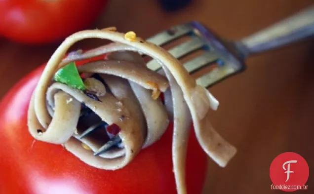 Macarrão com molho de anchova-noz