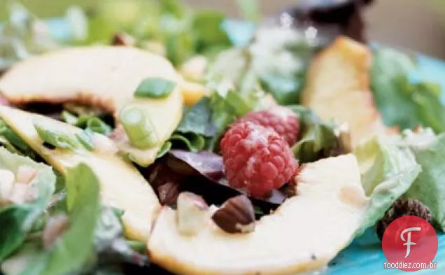 Salada de pêssegos e verduras misturadas