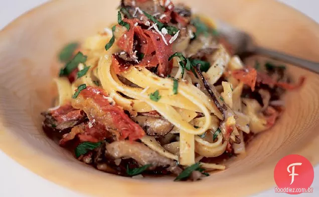 Tagliolini com berinjela e hortelã