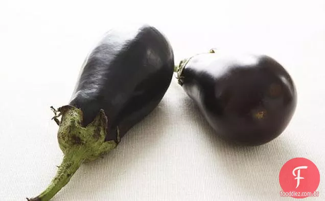 Berinjelas assadas picantes com grão de bico e ameixas
