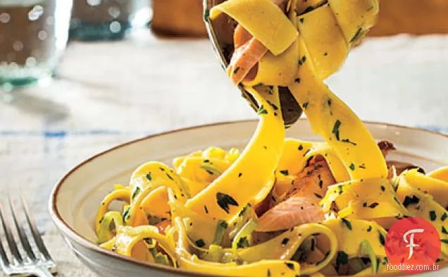 Pappardelle com salmão e alho-poró