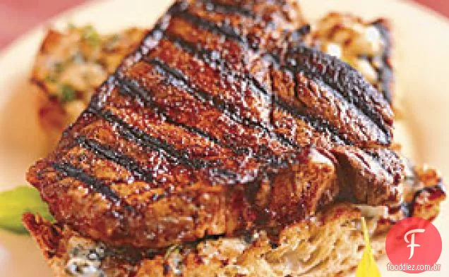 Bifes esfregados em Chipotle com torradas de Gorgonzola