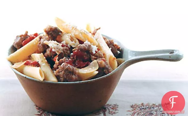 Penne com salsicha e molho de tomate