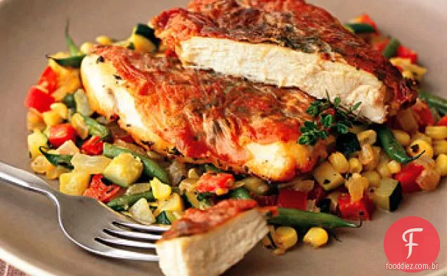 Peito de frango salteado com presunto do campo e Succotash de Verão