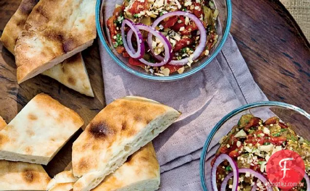 Salada de berinjela grelhada com nozes