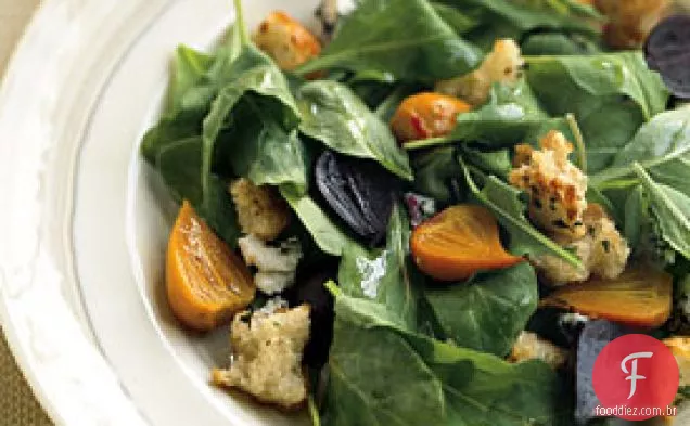 Beterraba assada e salada de rúcula com vinagrete de limão Gorgonzola
