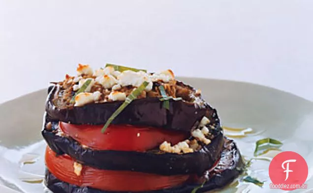 Pilhas de berinjela grelhada com tomate e queijo Feta