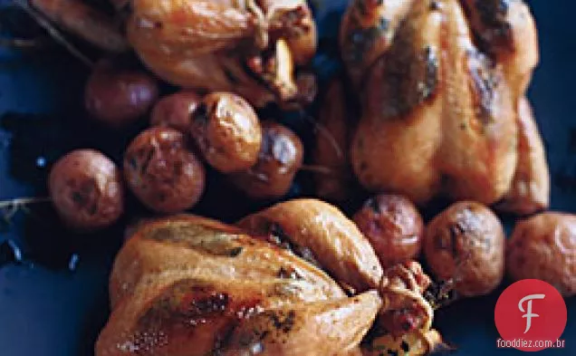 Poussins grelhados com manteiga de erva de limão