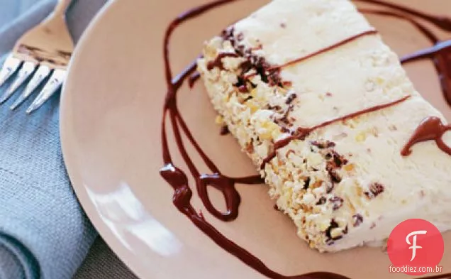 Nougat de amêndoa Semifreddo com molho de Chocolate agridoce (Semifreddo al Torrone)