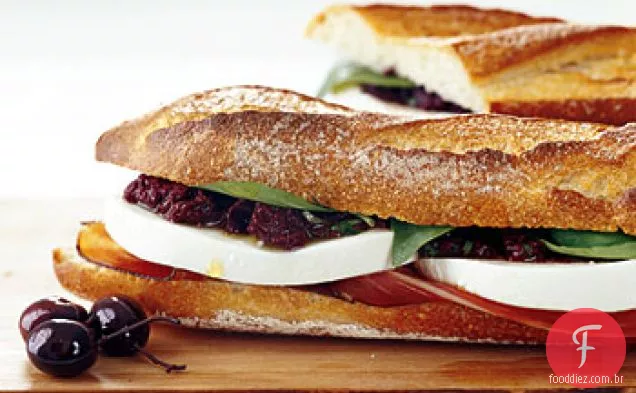Mozzarella e sanduíches Prosciutto com Tapenade
