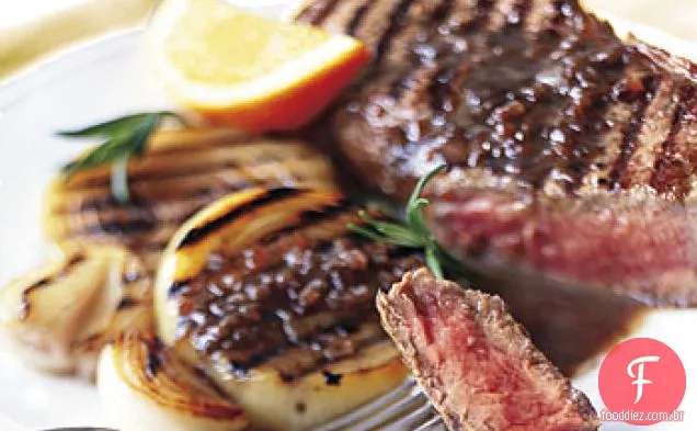 Bife grelhado e cebola com alecrim-molho de manteiga balsâmico