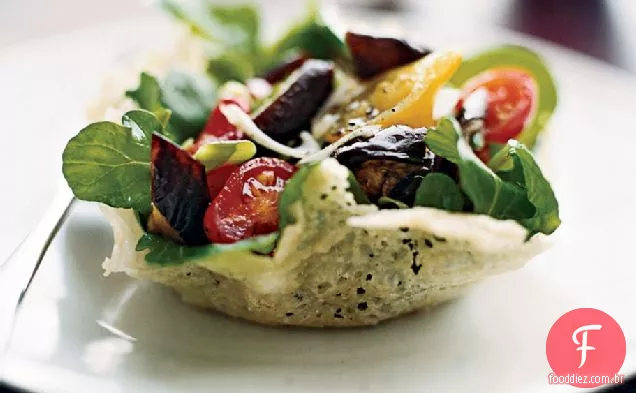 Salada de berinjela em xícaras de parmesão