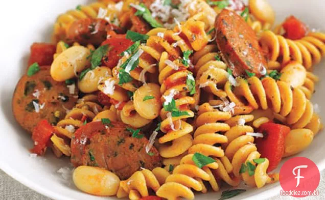 Salsicha, tomate, feijão branco e saca-rolhas massa Toss