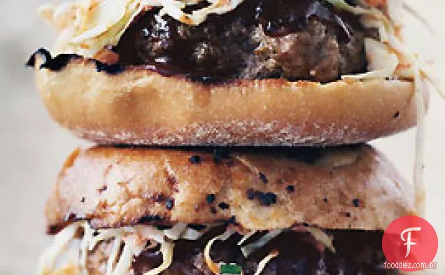 Hambúrgueres de porco grelhados com Slaw