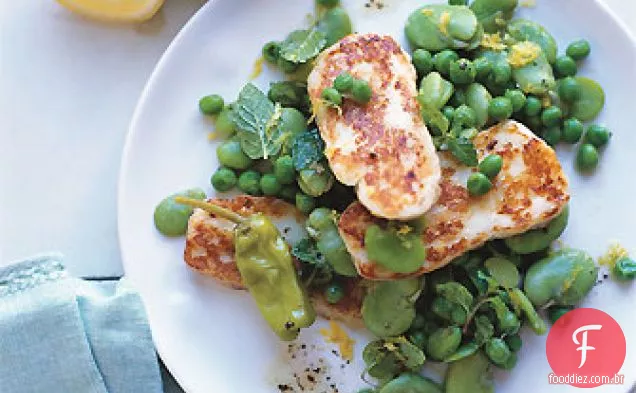 Queijo halloumi escaldante com feijão Fava e hortelã