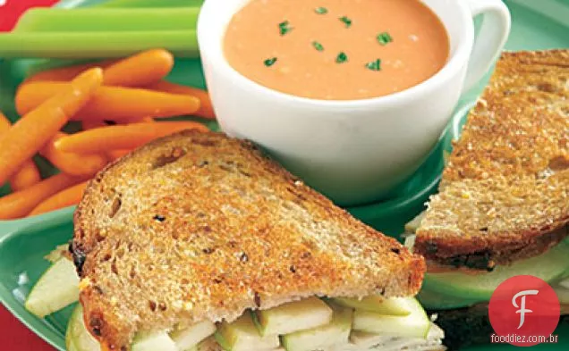 Sanduíches de peru grelhado, Cheddar e maçã