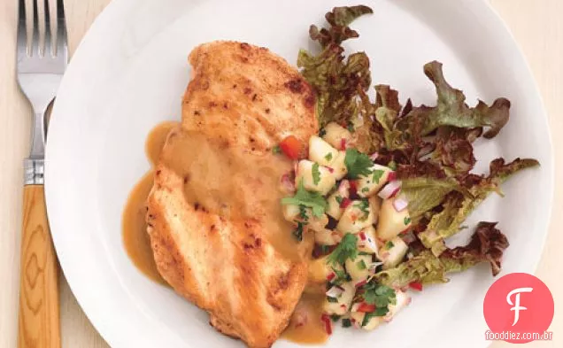 Peito de frango salteado com pêra, pimentão e salsa de coentro