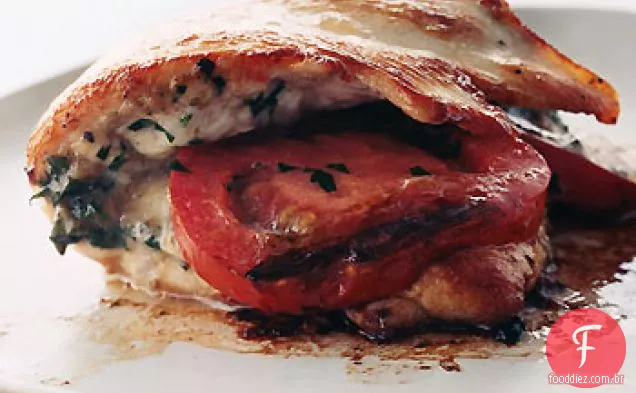 Costeletas de frango recheadas com tomate e alho