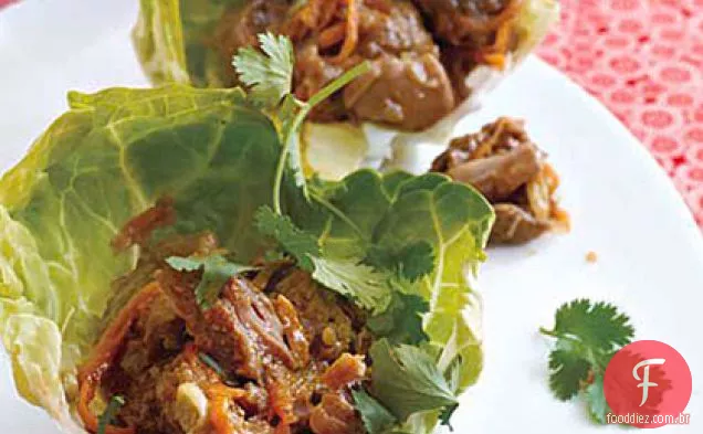 Carne de porco Hoisin em copos de alface