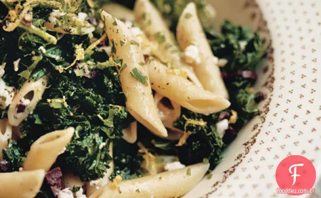 Penne com azeitonas verdes e queijo Feta