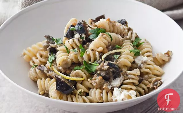 Fusilli com berinjela assada e queijo de cabra
