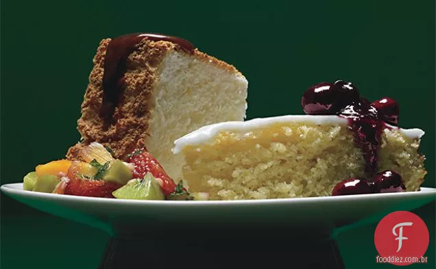Bolo de Fubá de limão com esmalte de limão e molho de mirtilo esmagado