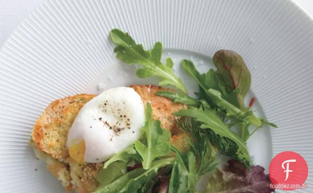 Dor parmesão saborosa Perdu com ovos escalfados e verduras