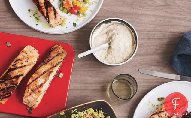 Salmão grelhado com feijão preto e maionese Piment d'Espelette