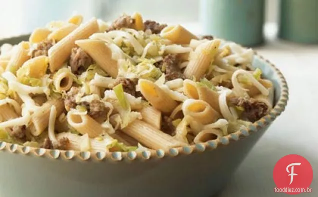 Macarrão de trigo integral com linguiça, alho-poró e Fontina