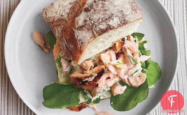 Sanduíches de salada de salmão em Ciabatta