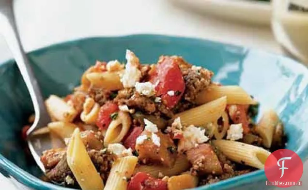 Penne com salsicha, berinjela e queijo Feta