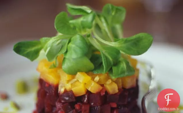 Salada de beterraba e queijo de cabra com pistache