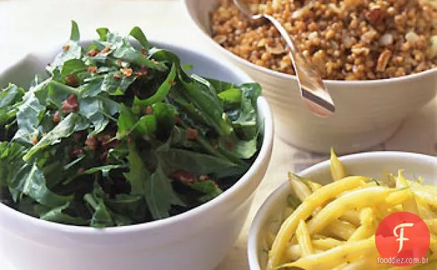 Salada de dente-de-leão com molho de Bacon quente