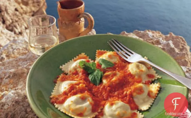 Ravioli de batata e queijo com molho de tomate fresco