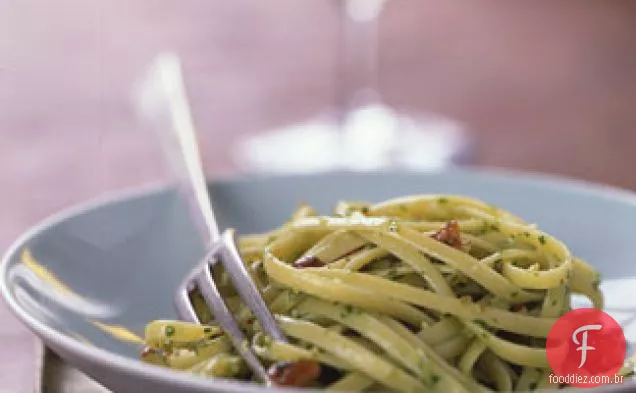 Linguine com Pecan rúcula Pesto