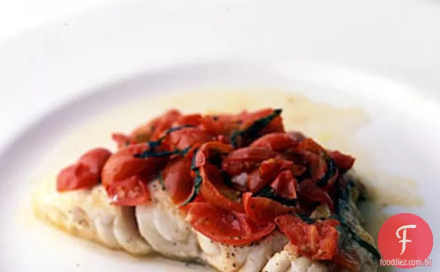 Garoupa com tomate e manjericão