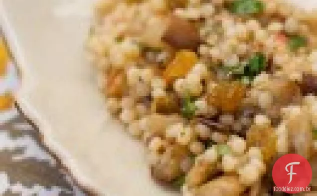 Cuscuz israelense com berinjela assada e molho de canela e cominho