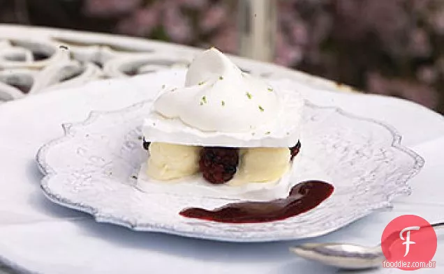 Merengue Napoleons com sorvete de limão e amoras