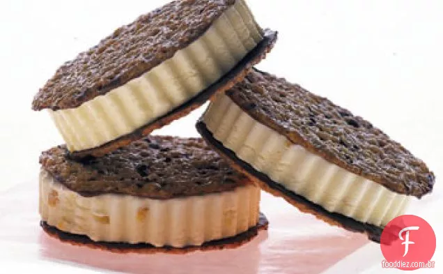 Sanduíches de sorvete de marmelada laranja com florentinas de amêndoa
