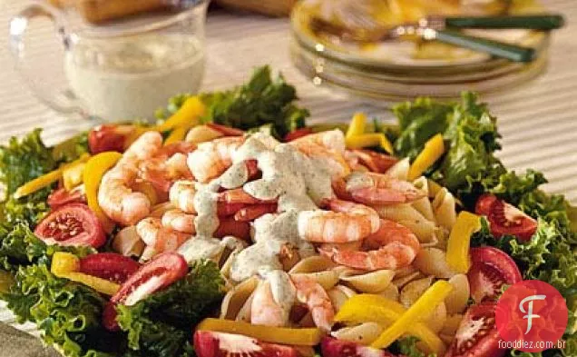 Salada de macarrão de camarão com molho de deusa verde