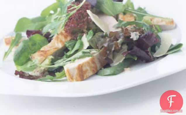 Costeleta de peru e salada de parmesão