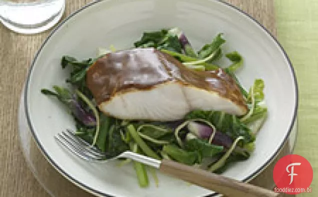 Bacalhau preto com vidro Hoisin com Bok Choy