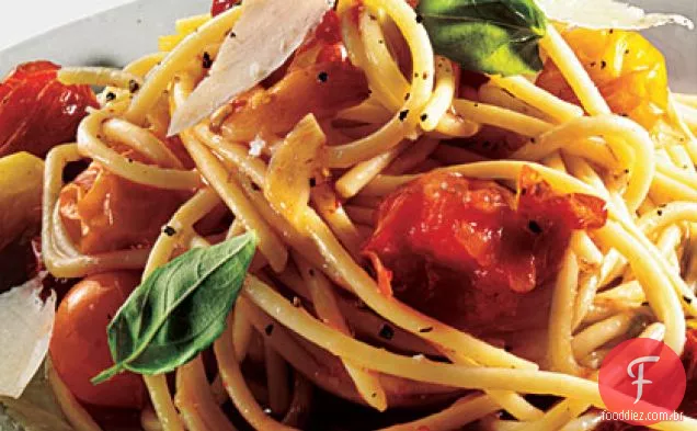 Macarrão com tomate assado e alho