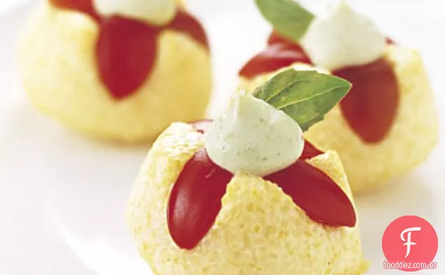 Tortinhas de Polenta de tomate cereja com maionese De Manjericão