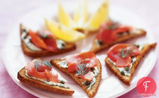 Torradas de Pumpernickel com salmão defumado e creme de rábano