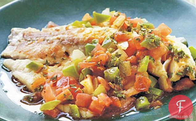 Filetes picantes de tilápia da Louisiana com sabor vegetal refogado
