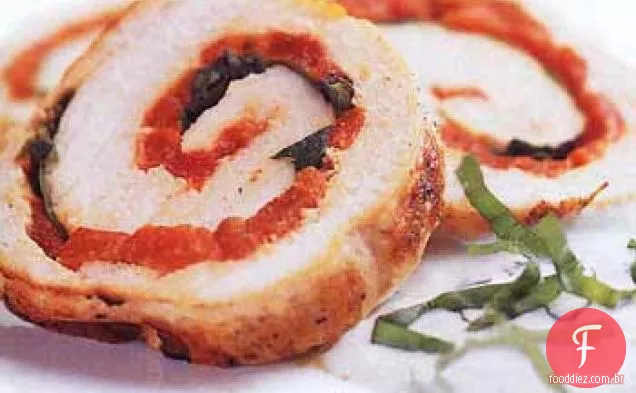 Pimenta grelhada, manjericão e Roulade de peru com molho de creme azedo De Manjericão